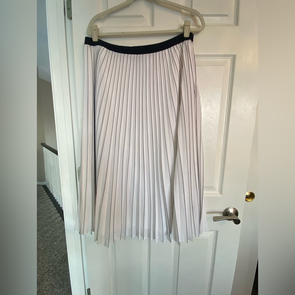Banana Republic fully lined pleated skirt, black and white